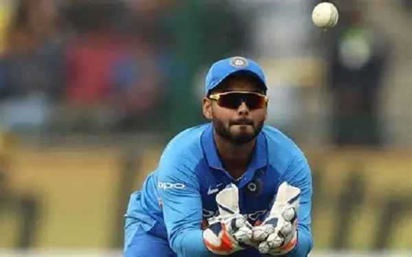 রিশাব পান্ত ক্রিকেট খেলছেন, ক্রিকেট মাঠে ফোকাসে. Channel i News - চ্যানেল আই নিউজ