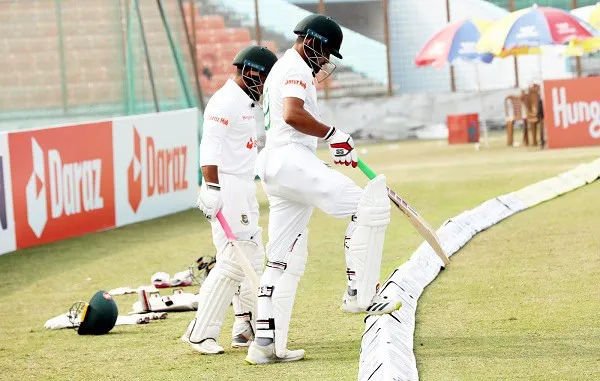বাংলাদেশ ক্রিকেট দলের ব্যাটসম্যানরা মাঠে ব্যাটিং করছে. Channel i News - চ্যানেল আই নিউজ