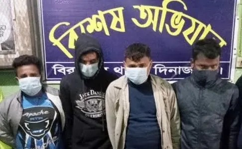 চারজন যুবক জুয়া খেলার সময় ধরা পড়েছেন, সবাই মাস্ক পরা. Channel i News - চ্যানেল আই নিউজ