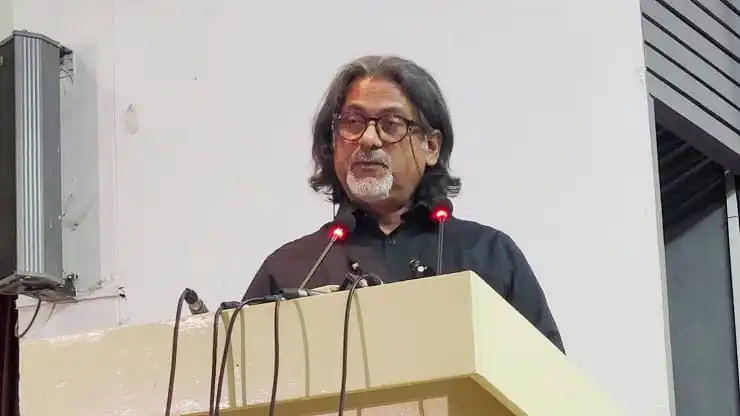 শামস পরশ বক্তৃতা দিচ্ছেন, পত্রিকা ও মাইক্রোফোনের সামনে. Channel i News - চ্যানেল আই নিউজ
