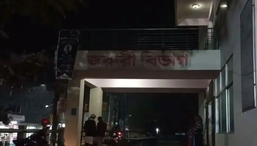জেলা হাসপাতালের প্রবেশদ্বার, রাতের দৃশ্য, আলো জ্বলজ্বল করছে. Channel i News - চ্যানেল আই নিউজ