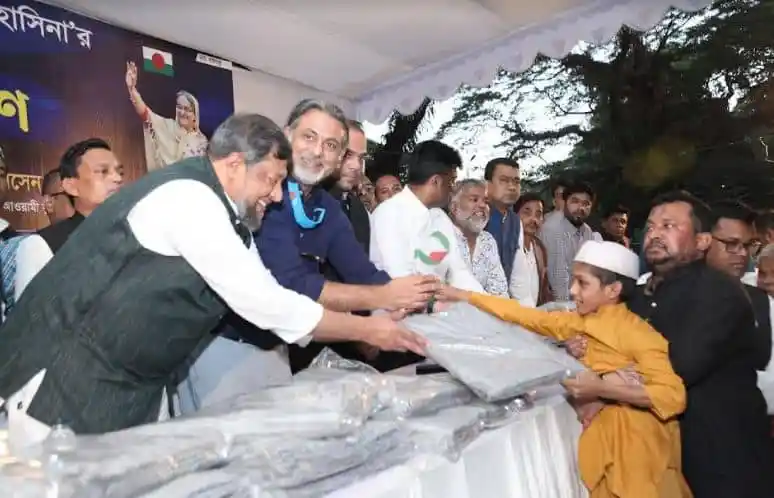 যুবলীগের শীতবস্ত্র বিতরণ অনুষ্ঠানে নেতৃবৃন্দ ও শিশু. Channel i News - চ্যানেল আই নিউজ