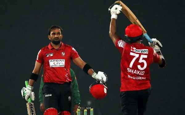 বাংলাদেশ ক্রিকেটার শাকিব ব্যাটিং করছেন, মাঠে খেলোয়াড়রা উপস্থিত. Channel i News - চ্যানেল আই নিউজ
