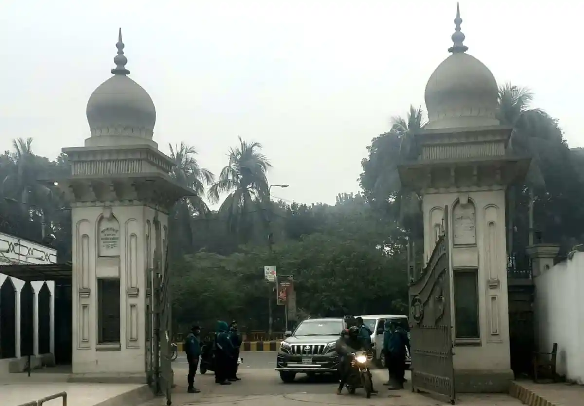 সুপ্রিম কোর্টের গেটের সামনে নিরাপত্তা ব্যবস্থা ও যানবাহন. Channel i News - চ্যানেল আই নিউজ