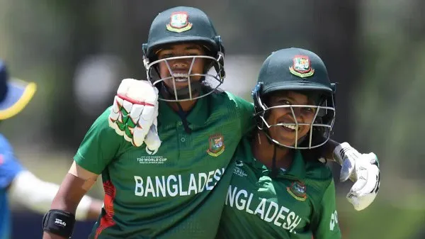 বাংলাদেশ নারী ক্রিকেটাররা উল্লাসে ভাসছে, মাঠে খেলা চলছে. Channel i News - চ্যানেল আই নিউজ