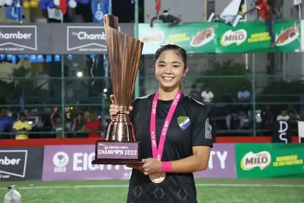 জাপানি কন্যা ফুটবল খেলোয়াড় চ্যাম্পিয়ন ট্রফি হাতে নিয়ে হাসিমুখে. Channel i News - চ্যানেল আই নিউজ