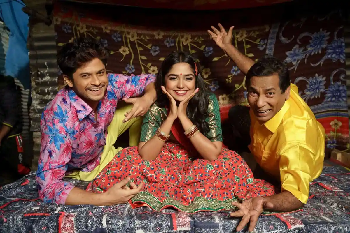 নিলয়, হিমি ও মোশাররফ করিম নাটকীয় দৃশ্যে হাসিমুখে বসে. Channel i News - চ্যানেল আই নিউজ