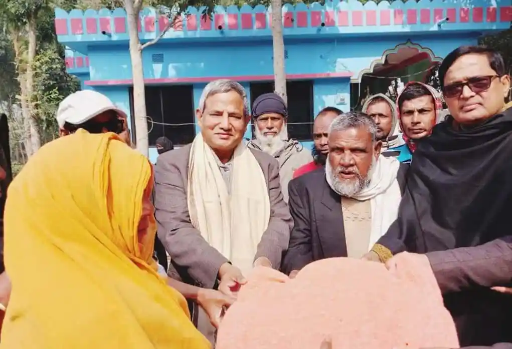 শীত বস্ত্র বিতরণ অনুষ্ঠানে স্থানীয় নেতারা উপস্থিত. Channel i News - চ্যানেল আই নিউজ