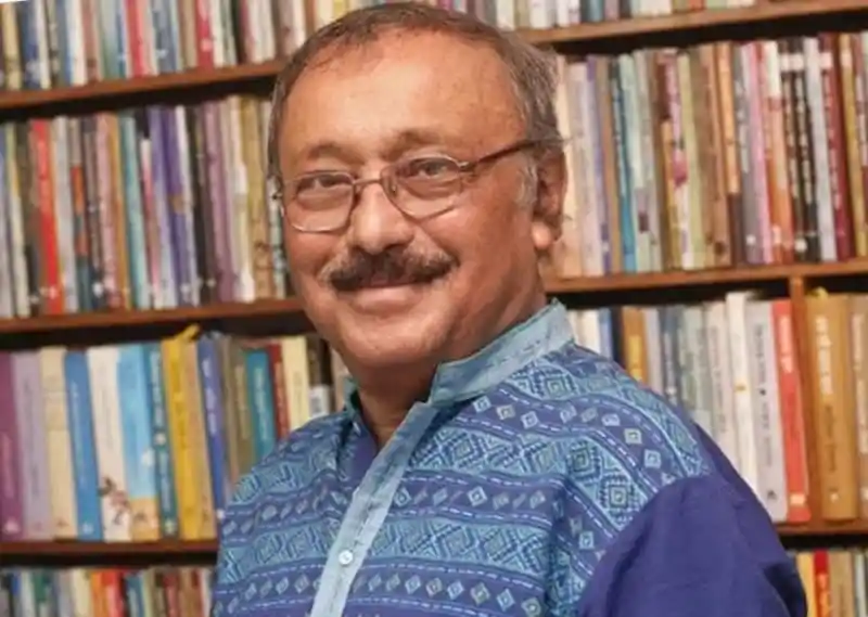 প্রখ্যাত লেখক আলী ইমাম বইয়ের সামনে হাসিমুখে দাঁড়িয়ে. Channel i News - চ্যানেল আই নিউজ