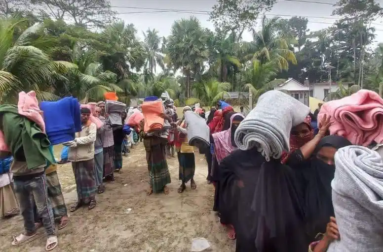ভোলার চরফ্যাশনে শীতবস্ত্র বিতরণে মানুষজনের লাইন. Channel i News - চ্যানেল আই নিউজ