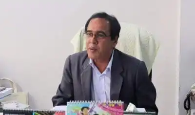 অফিসে বসে থাকা একজন কর্মকর্তা, চ্যানেল আই অনলাইন. Channel i News - চ্যানেল আই নিউজ