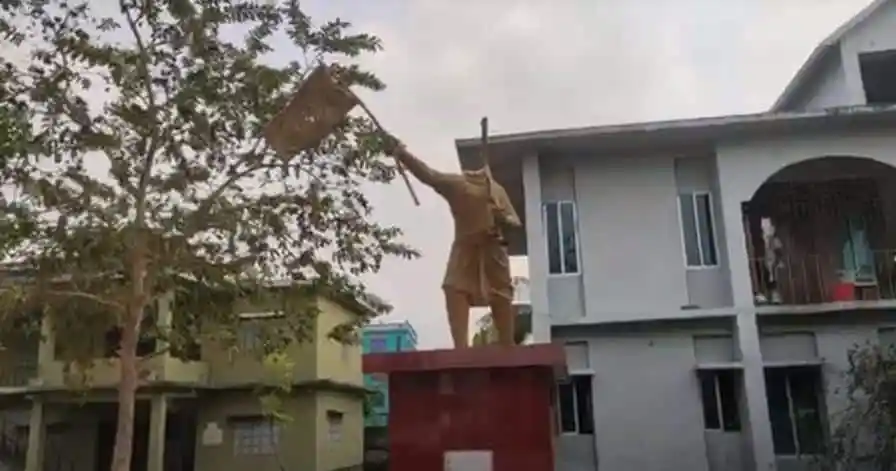 মুক্তিযুদ্ধ বিজয় ভাস্কর্য ভাঙচুরের দৃশ্য, গ্রেপ্তার একজন ব্যক্তি. Channel i News - চ্যানেল আই নিউজ