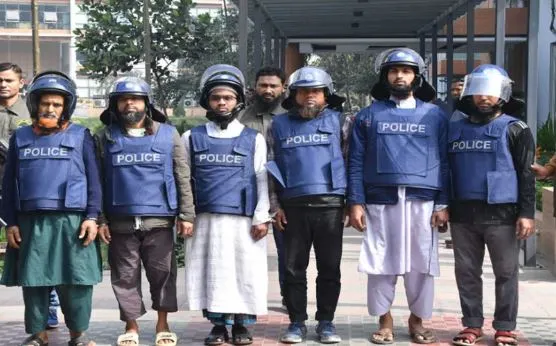 বাংলাদেশের পুলিশ সদস্যরা পেট্রোলের জন্য প্রস্তুত, নিরাপত্তা নিশ্চিত।. Channel i News - চ্যানেল আই নিউজ