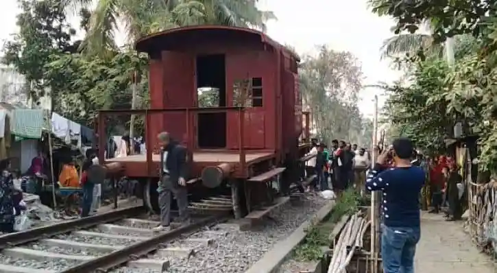 খুলনায় তেলের রেলের গার্ড বগি লাইনচ্যুত, যোগাযোগ বিচ্ছিন্ন. Channel i News - চ্যানেল আই নিউজ