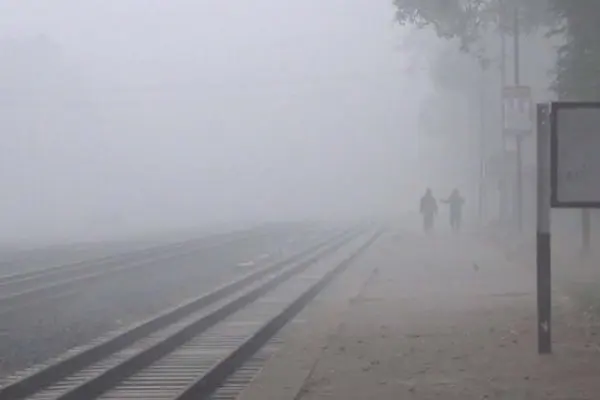 ঘন কুয়াশার কারণে দিনাজপুরের রাস্তাঘাট ধূসর ও অস্পষ্ট. Channel i News - চ্যানেল আই নিউজ