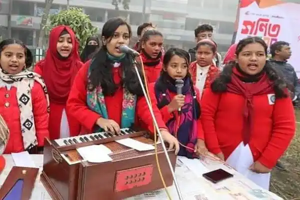 দিনাজপুরে গণিত উৎসবের অংশগ্রহণকারীরা গণিতের উপর বক্তৃতা ও পরিবেশনা করছে।. Channel i News - চ্যানেল আই নিউজ