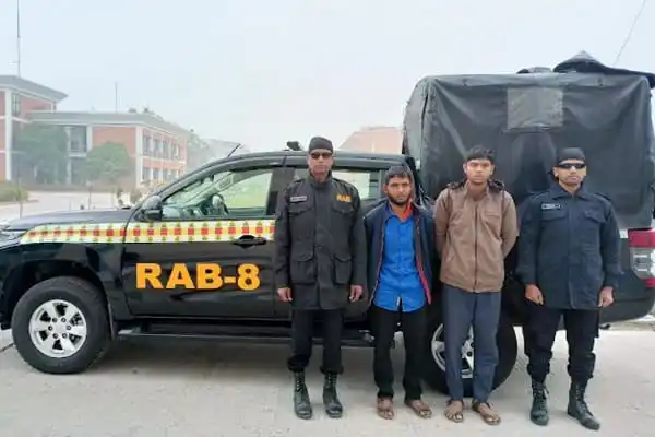 র্যাবের চার সদস্যের সঙ্গে দুই সন্দেহভাজন ব্যক্তি. Channel i News - চ্যানেল আই নিউজ