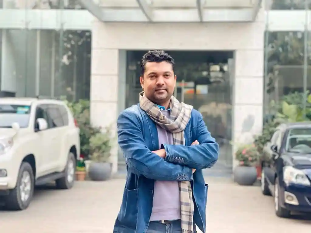 বাংলাদেশি সাংবাদিক বা ব্যক্তিত্বের ছবি, আধুনিক পোশাক পরা, বাইরের পরিবেশে. Channel i News - চ্যানেল আই নিউজ
