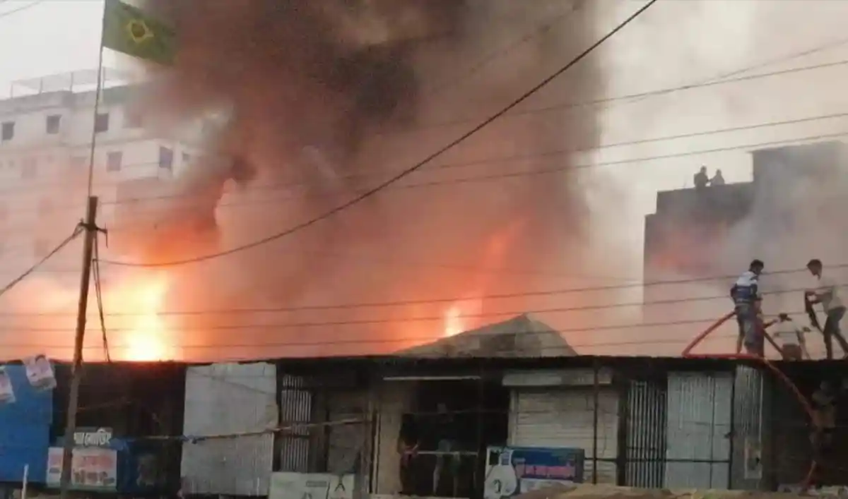 নোয়াখালীতে ভয়াবহ অগ্নিকাণ্ডের দৃশ্য, ধোঁয়া ও আগুন ছড়িয়ে পড়ছে. Channel i News - চ্যানেল আই নিউজ