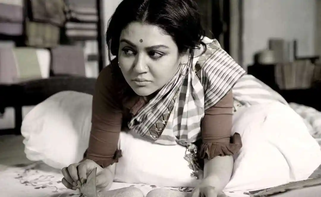 জয়া অভিনীত ঝরা পালক সিনেমার একটি দৃশ্য, অভিনেত্রী ভাবনায় মগ্ন. Channel i News - চ্যানেল আই নিউজ