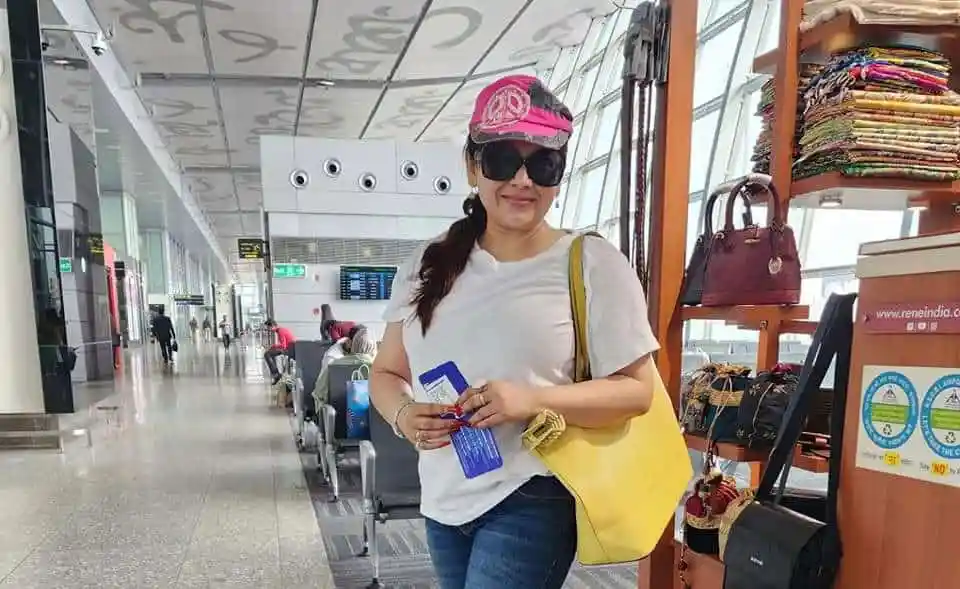 ঢাকার বিমানবন্দরে নারী যাত্রী, ক্যারিয়ার ও ব্যাগ নিয়ে দাঁড়ানো. Channel i News - চ্যানেল আই নিউজ