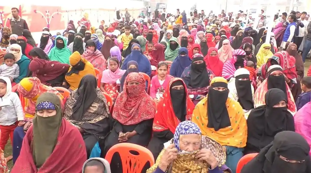 ভোলার লালমোহনে প্রধানমন্ত্রীর উপহার বিতরণে নারী ও পুরুষের উপস্থিতি. Channel i News - চ্যানেল আই নিউজ