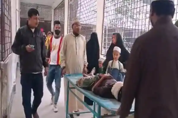 মাগুরায় সড়ক দুর্ঘটনায় আহত কলেজ ছাত্রের চিকিৎসা চলছে. Channel i News - চ্যানেল আই নিউজ