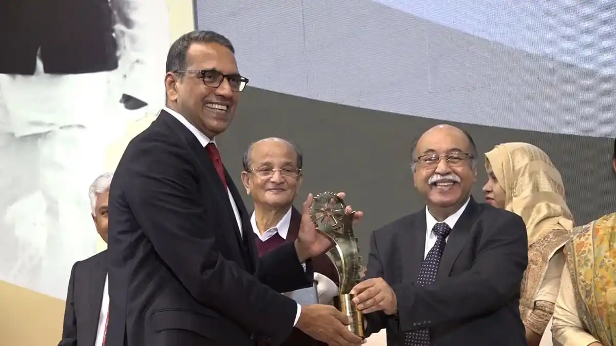 বাংলাদেশের রাষ্ট্রপতি ইনসেপ্টা ফার্মাসিউটিক্যালসের প্রতিনিধিদের পুরস্কার প্রদান করছেন. Channel i News - চ্যানেল আই নিউজ