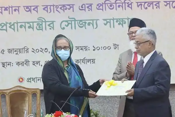 প্রধানমন্ত্রীর আশ্রয়ণ প্রকল্পের জন্য অনুদান প্রদান অনুষ্ঠানে উপস্থিত ব্যক্তি. Channel i News - চ্যানেল আই নিউজ