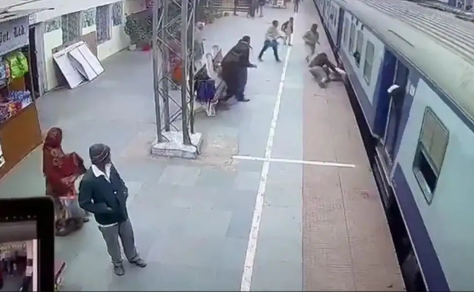 রেল স্টেশনে নিরাপত্তাকর্মীর তৎপরতায় যাত্রীর জীবন রক্ষা. Channel i News - চ্যানেল আই নিউজ