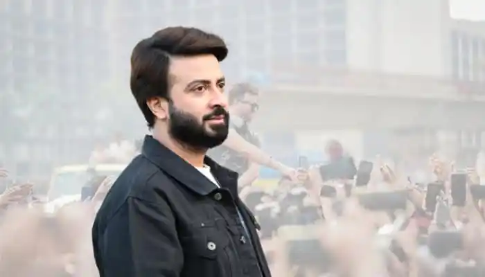 জনপ্রিয় ব্যক্তিত্বের জনসম্মুখে উপস্থিতি, ভিড়ের মাঝে ছবি. Channel i News - চ্যানেল আই নিউজ