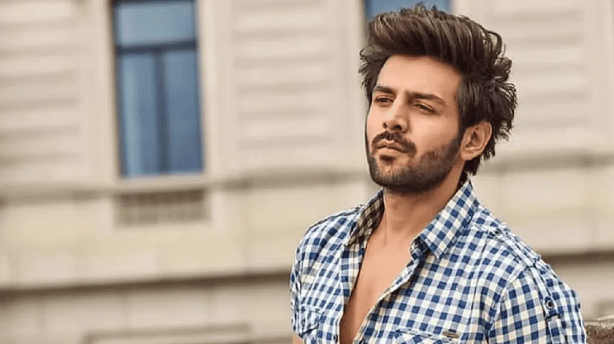 আত্মবিশ্বাসী যুবক গ্ল্যামারাস চেহারায়, আধুনিক পোশাক পরা. Channel i News - চ্যানেল আই নিউজ