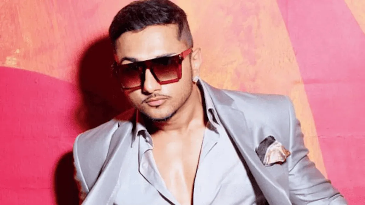 হানি সিংয়ের ছবি, তিনি সানগ্লাস পরেছেন ও স্টাইলিশ পোশাক পরেছেন. Channel i News - চ্যানেল আই নিউজ
