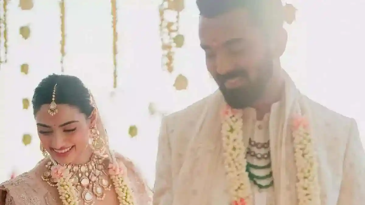 রাহুল-আথিয়া বিয়ের ছবি, দম্পতি হাসিমুখে সেজে আছেন. Channel i News - চ্যানেল আই নিউজ
