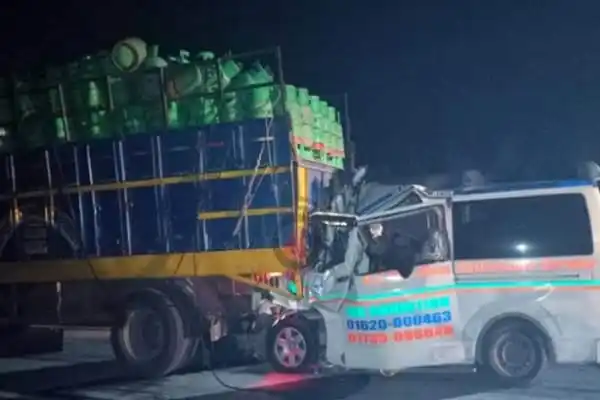 অ্যাম্বুলেন্স ও ট্রাকের মুখোমুখি সংঘর্ষের ছবি, রাতের দৃশ্য. Channel i News - চ্যানেল আই নিউজ