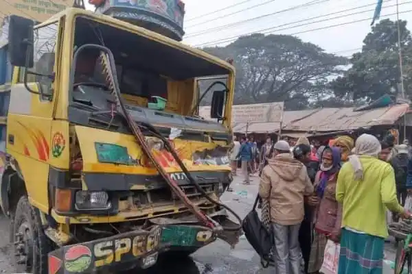 নিয়ন্ত্রণহীন বাসের ধাক্কায় আহত ও নিহতের দৃশ্য, পথচারী ও পুলিশ উপস্থিত. Channel i News - চ্যানেল আই নিউজ