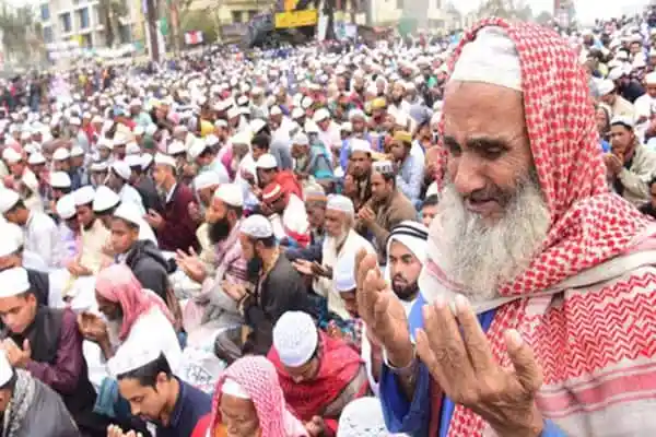 বিশ্ব ইজতেমার প্রথম পর্বে মুসল্লিরা প্রার্থনা করছেন. Channel i News - চ্যানেল আই নিউজ