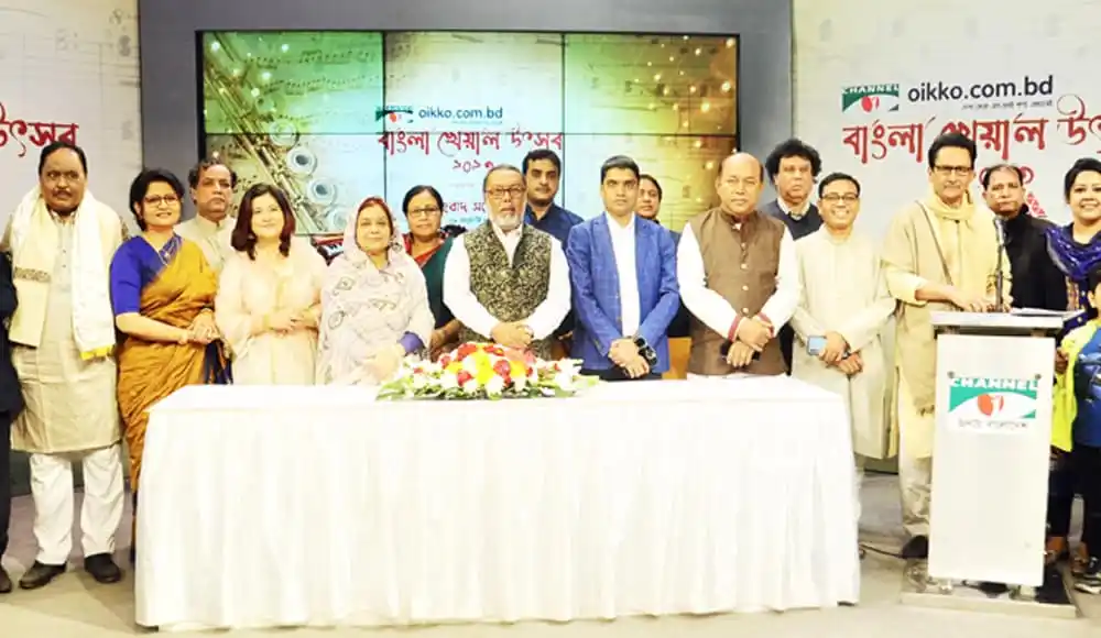 চ্যানেল আই অনলাইন এর সাংবাদিক ও অতিথিরা একসঙ্গে ছবি তুলছেন. Channel i News - চ্যানেল আই নিউজ
