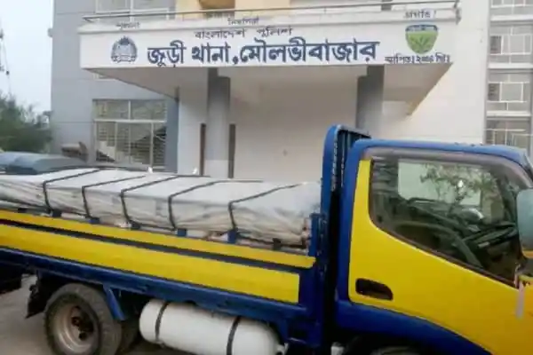 চিনি বোঝাই ভারতীয় ট্রাক জব্দ, চালক গ্রেপ্তার. Channel i News - চ্যানেল আই নিউজ