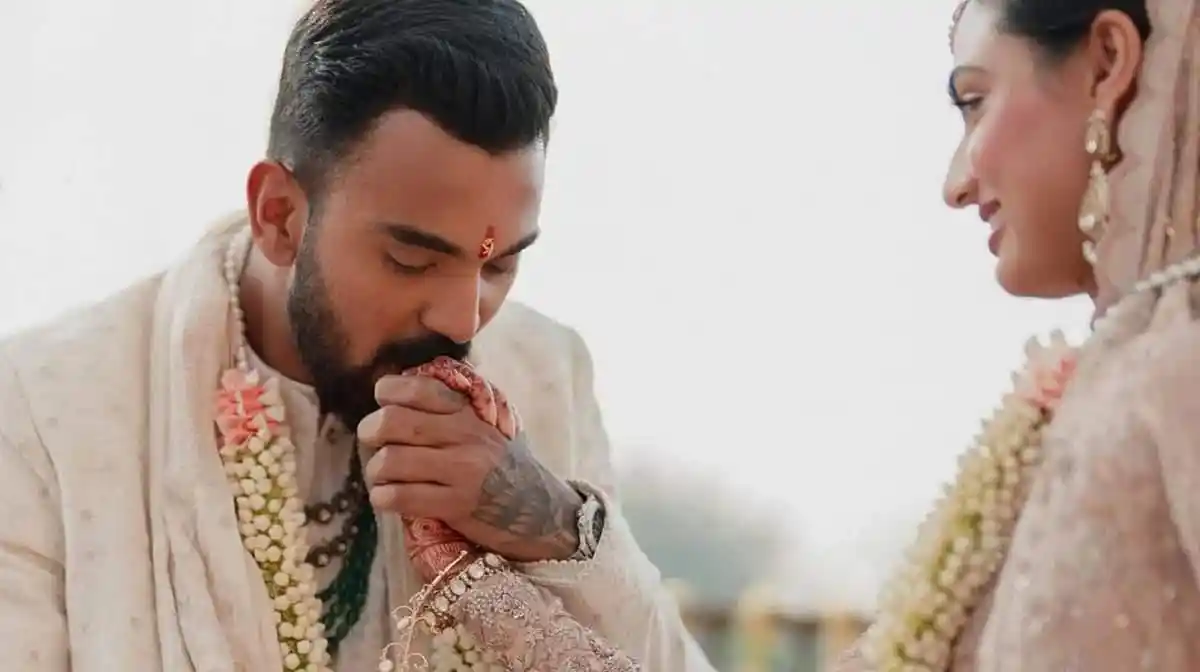 বিয়ের অনুষ্ঠানে রাহুল ও আথিয়া একে অপরের হাতে মালা পরাচ্ছেন. Channel i News - চ্যানেল আই নিউজ