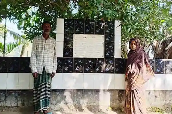 দুটি ব্যক্তি স্মারক স্থানের সামনে দাঁড়িয়ে আছেন. Channel i News - চ্যানেল আই নিউজ