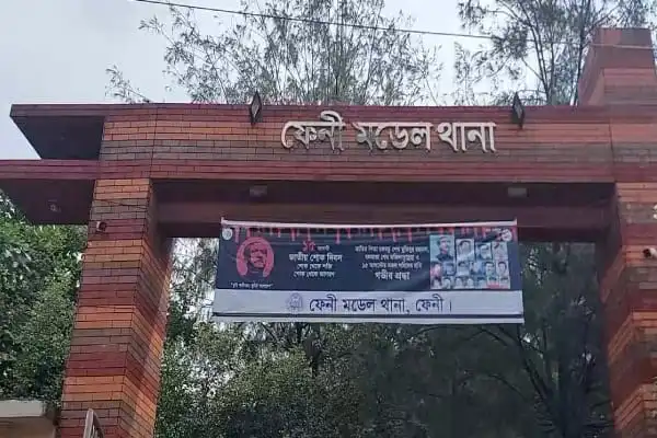 কেন্দ্রীয় মসজিদ মাঠের প্রবেশদ্বার, লাল ইটের গেটের উপরে বাংলা লেখা. Channel i News - চ্যানেল আই নিউজ