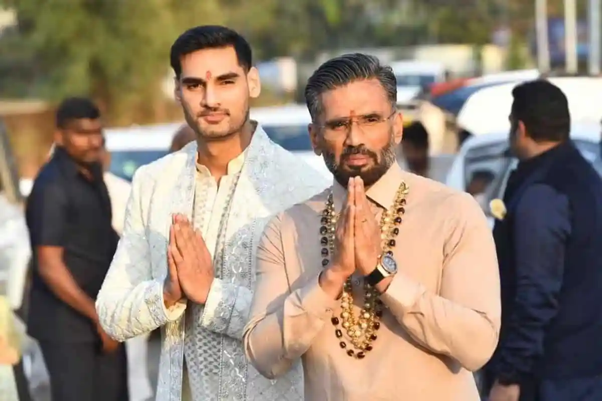 রাহুল ও আথিয়া বিয়ের অনুষ্ঠানে অংশগ্রহণকারী দুই ব্যক্তি প্রণাম করছেন. Channel i News - চ্যানেল আই নিউজ