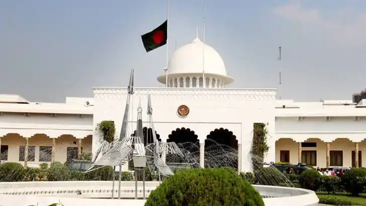 রাষ্ট্রপতি ভবনের সামনে জাতীয় পতাকা উত্তোলন করা হচ্ছে।. Channel i News - চ্যানেল আই নিউজ