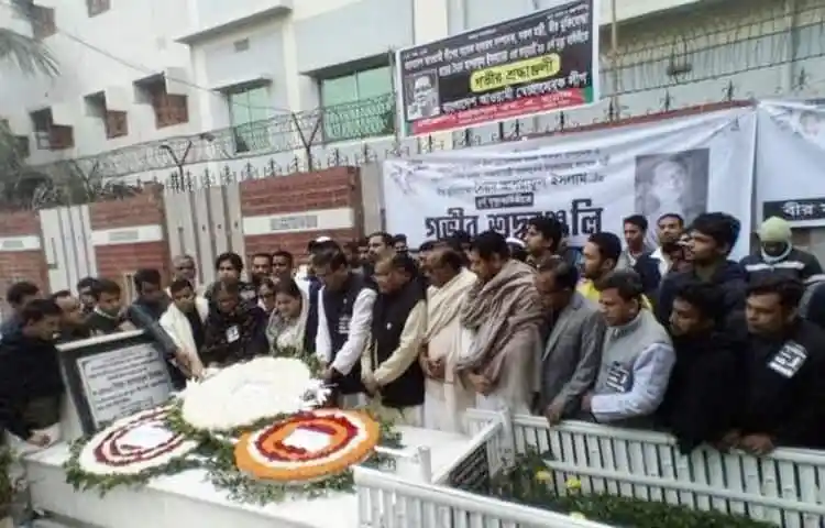 জনপ্রিয় ব্যক্তিত্বের স্মরণে মানুষের শ্রদ্ধা ও সমবেদনা জানানো হচ্ছে. Channel i News - চ্যানেল আই নিউজ