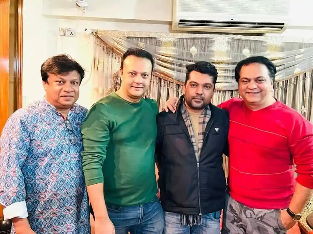 চারজন পুরুষ একসঙ্গে দাঁড়িয়ে হাসিমুখে ছবি তুলছেন।. Channel i News - চ্যানেল আই নিউজ