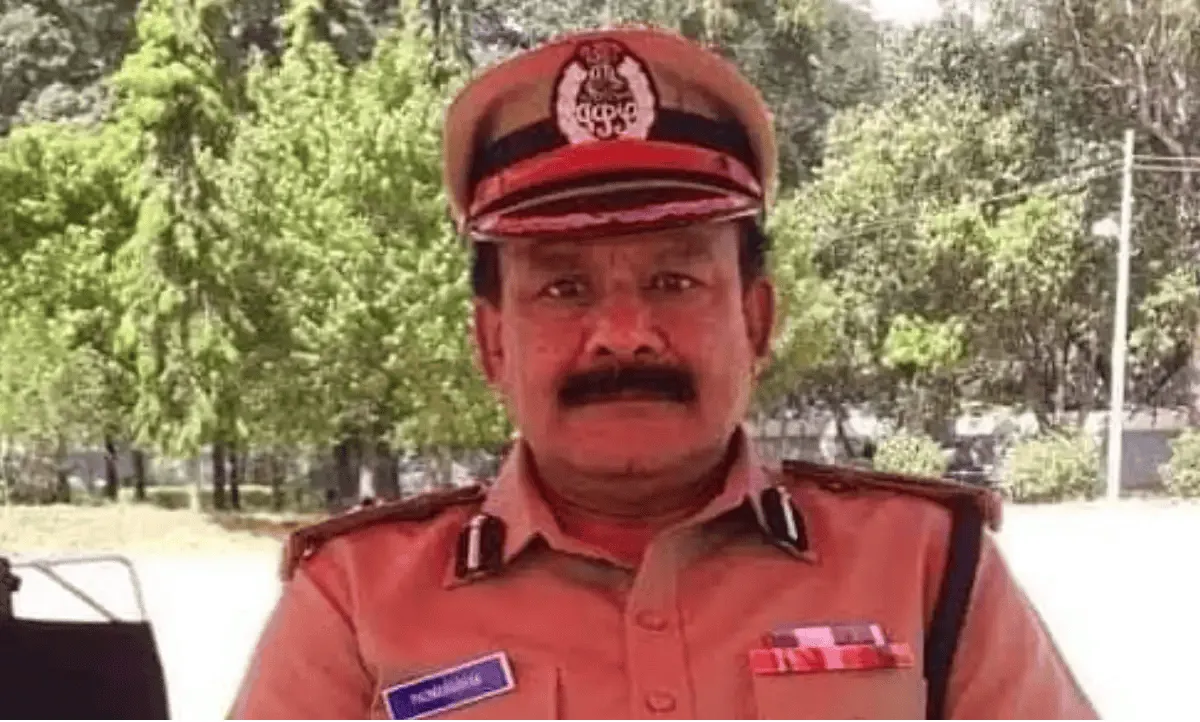 বাংলাদেশ পুলিশ কর্মকর্তা পোর্ট্রেট, পুলিশ ইউনিফর্মে পুরুষ. Channel i News - চ্যানেল আই নিউজ