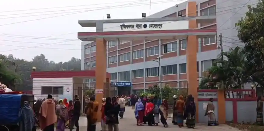 চট্টগ্রাম মেডিকেল কলেজ হাসপাতালের প্রবেশদ্বার ও রোগী ও দর্শনার্থীদের ভিড়. Channel i News - চ্যানেল আই নিউজ