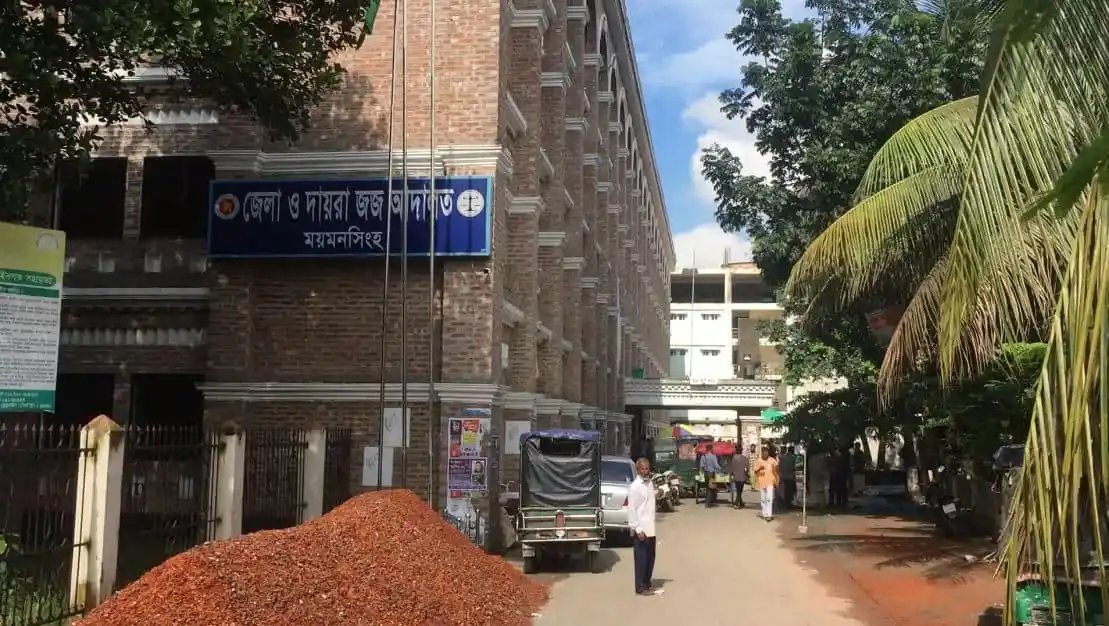 ঢাকা জেলা ও দায়রা জজ আদালত ভবনের ছবি, শহরের ব্যস্ত রাস্তা ও ভবনের দৃশ্য. Channel i News - চ্যানেল আই নিউজ