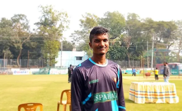 নেট বোলার মিরাজ স্পাইক জুতা কিনে দেন, ছবি ফুটবল মাঠে. Channel i News - চ্যানেল আই নিউজ